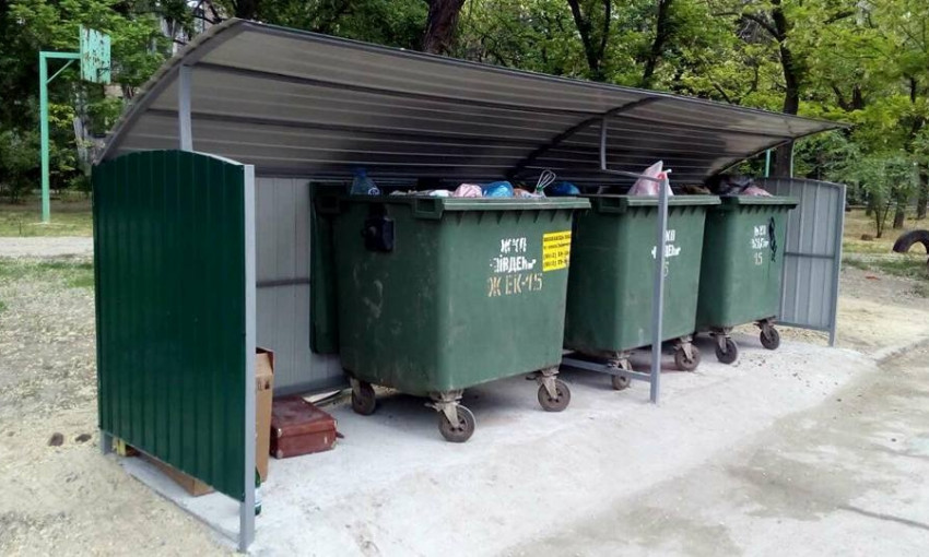 Жительница Николаева пожаловалась на некачественный ремонт площадки под мусорные баки, организованный Администрацией Ингульского района