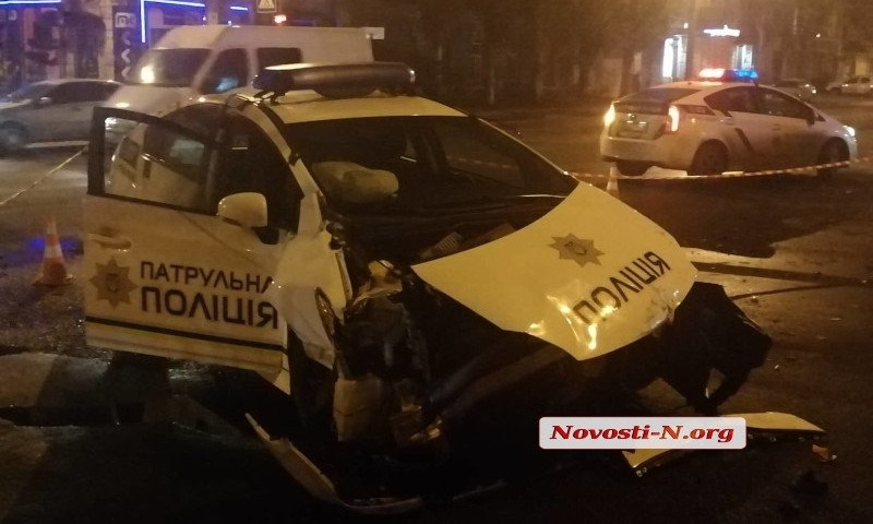 На Пушкинской столкнулись автомобиль патрульной полиции и микроавтобус, есть пострадавшие