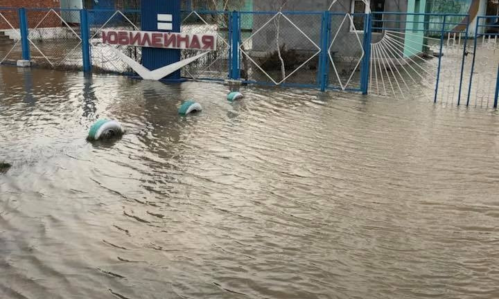 Из-за штормового ветра часть Черноморской косы на Николаевщине оказалась под водой