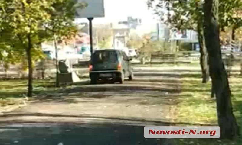 В центре Николаева водитель проехал по пешеходной части бульвара