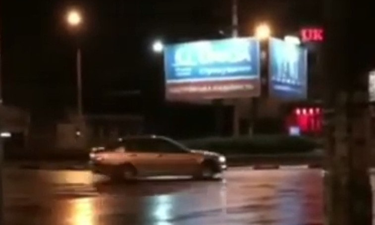 На Пушкинском кольце в Николаеве автомобиль «новсился» по проезжей части, создавая аварийную ситуацию