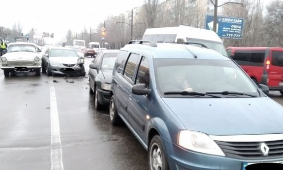 В Николаеве на светофоре столкнулись сразу пять автомобилей