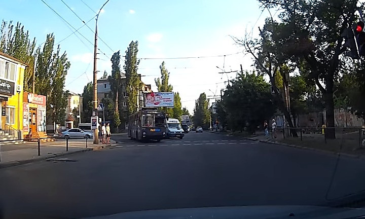 В Николаеве водитель «маршрутки» обогнал троллейбус с нарушением ПДД