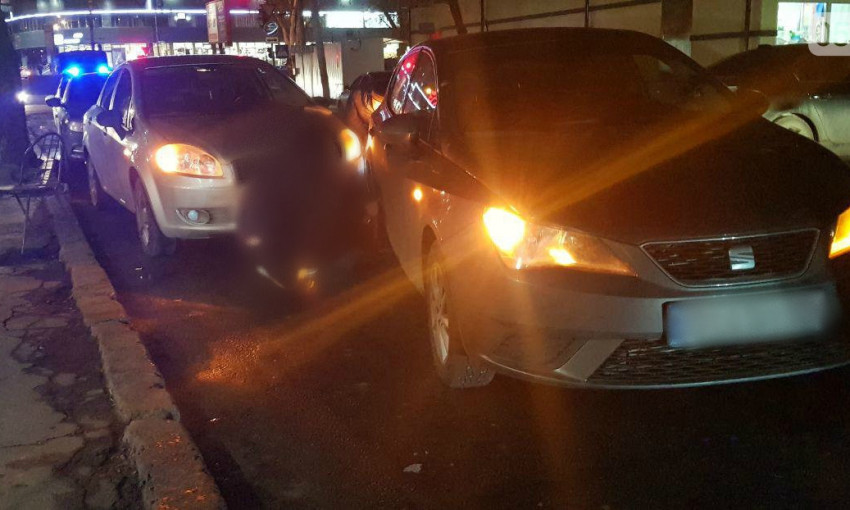 На 3-й Слободской одному из водителей дорога показалась узкой, и он врезался в припаркованный автомобиль