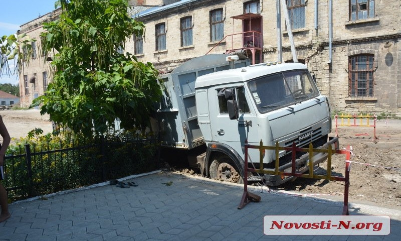 Грузовой автомобиль «КамАЗ» провалился в траншею ремонтируемого городского канализационного коллектора