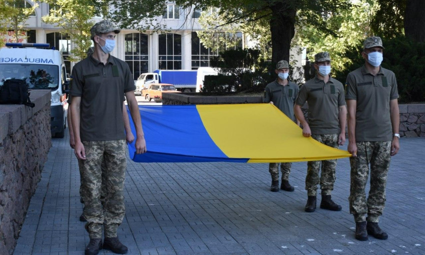 В Николаеве торжественно подняли Государственный Флаг Украины и возложили цветы к памятникам патриотам
