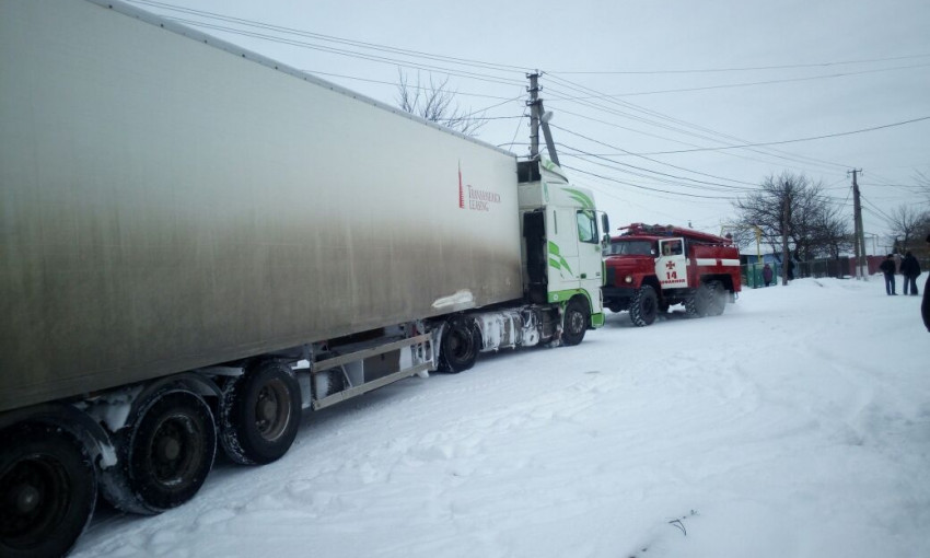 Грузовой автомобиль застрял в снегу и полностью перегородил дорогу