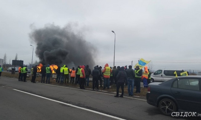 В Николаеве участники акции против нового закона о растоможке авто на еврономерах жгут шины на выезде из города