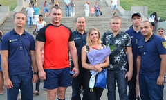 В Николаеве спасатели выиграли соревнования по подъему на лестницу на БАМе со штангой на плечах