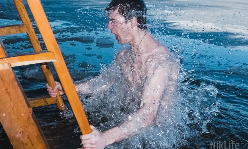 Сотни николаевцев встретили Крещение купанием в ледяной воде