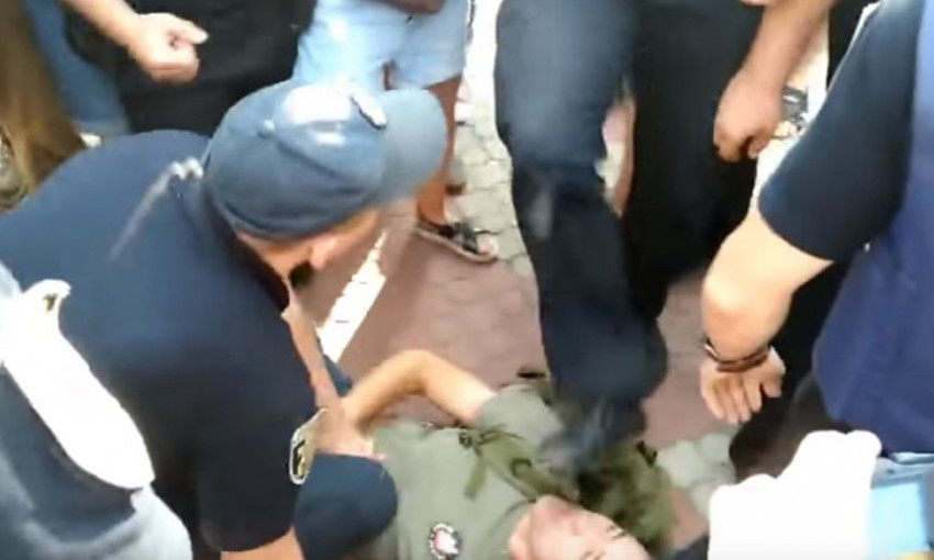 Появилось видео, как в Николаеве полицейский наступил на лицо активисту во время потасовки на встрече с Савченко