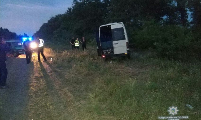 Из-за плохого самочувствия водителя на трассе микроавтобус с 17 пассажирами улетел кювет