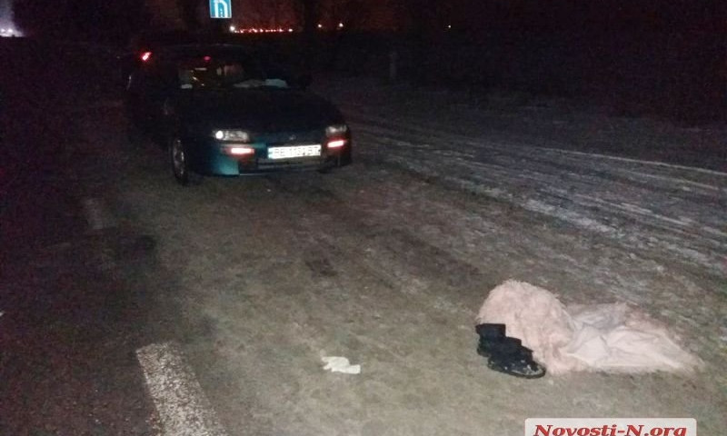 Под Николаевом водитель сбил пьяную школьницу, сидевшую на дороге