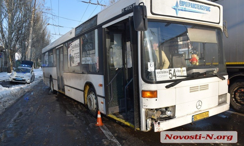 В центре Николаева маршрутный автобус врезался в ВАЗ