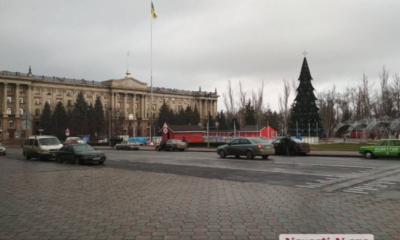 На Соборной площади уже можно увидеть главную новогоднюю елку города