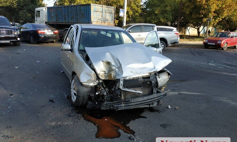 В Николаеве в результате столкновения грузовика и автомобиля пострадали два человека