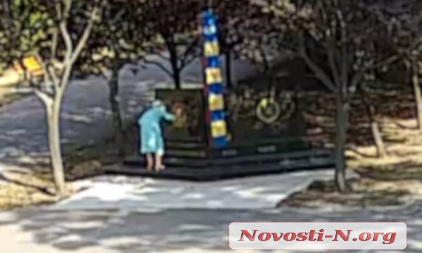 В Николаеве пожилая женщина разрисовала свастикой Памятник пограничникам