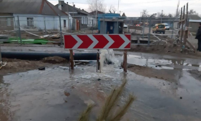 В Николаеве прорвало канализацию, фонтаном хлынула вода, затопив целую улицу