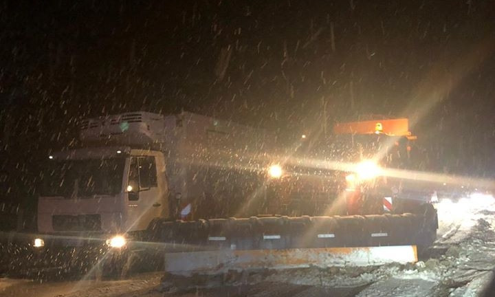 Непогода уже дает о себе знать: автобус с детьми попал в снежный занос, заторы на трассах и аварии