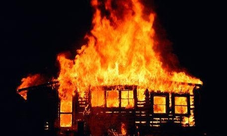 В Первомайске по неизвестным причинам загорелся деревянный дом 