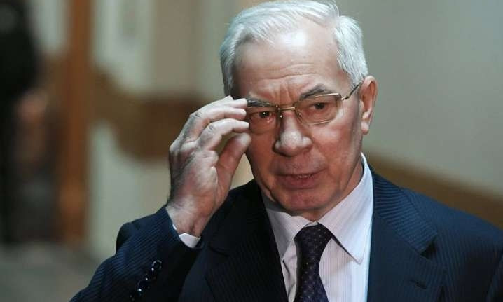 Экс-премьеру Азарову не понравилось, что Зеленскому приходилось лично записывать николаевские вопросы в блокнот