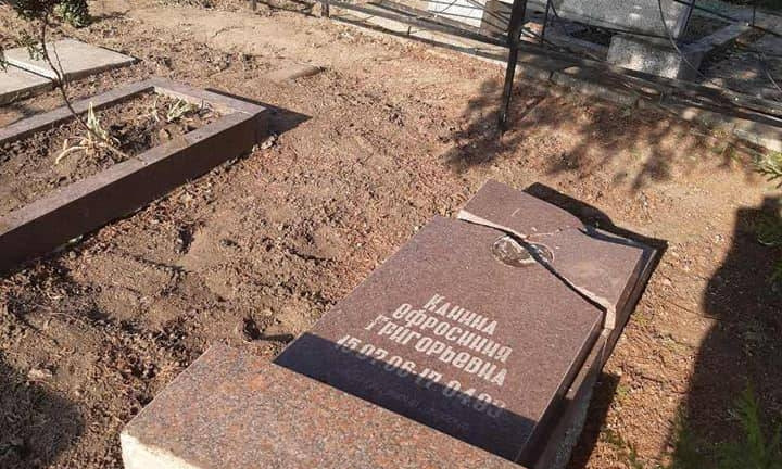 Вандалы в Казанке разбили памятники на кладбище 