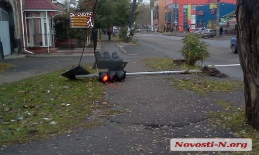 С утра упал светофор на одной из улиц Николаева
