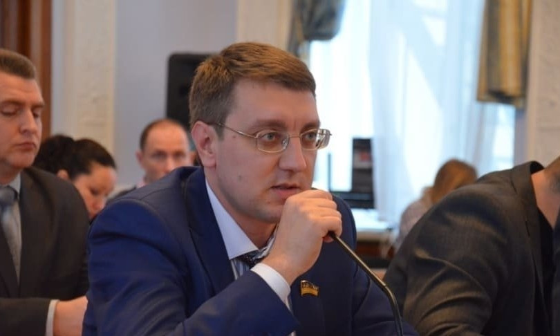 Активист, разбивший яйцо об голову николаевского депутата, своеобразно извинился (видео)