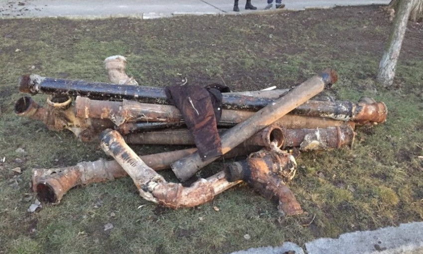 В Южноукраинске двое мужчин похитили 34 метра канализационных труб