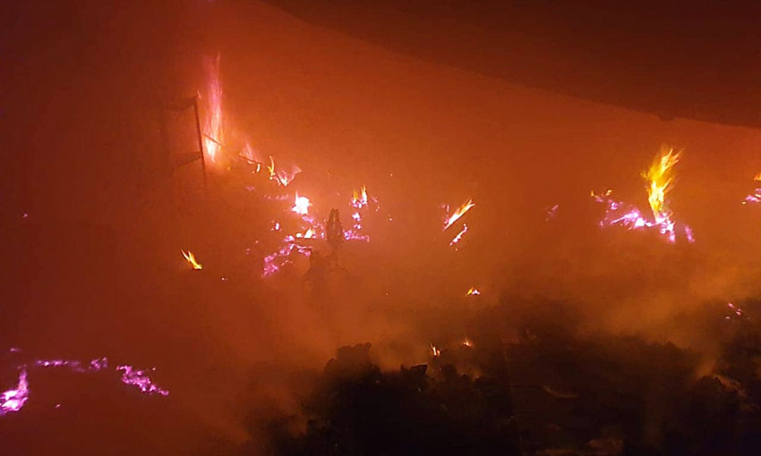 В Братском районе пожар полностью уничтожил автомобиль, три мотоцикла и три велосипеда