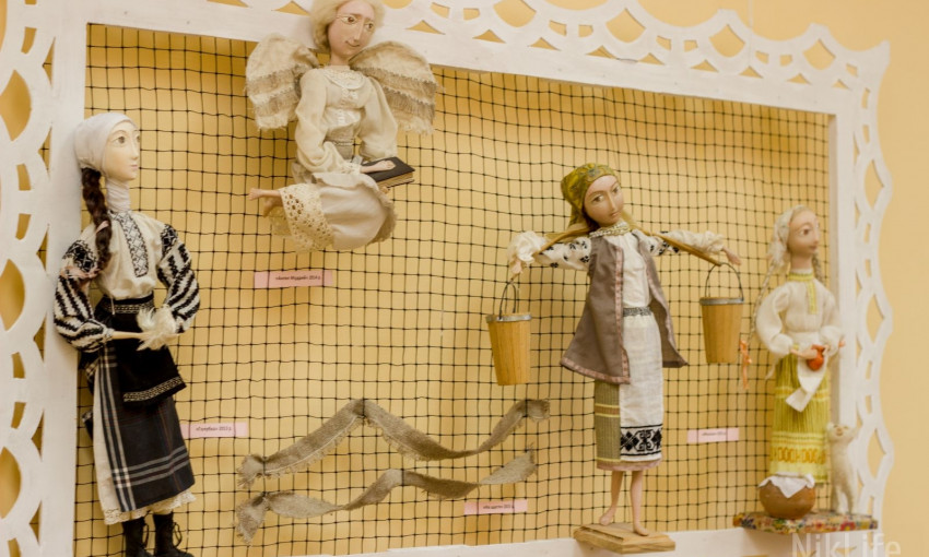 В Николаеве открылась персональная выставка кукол Елены Маркитян