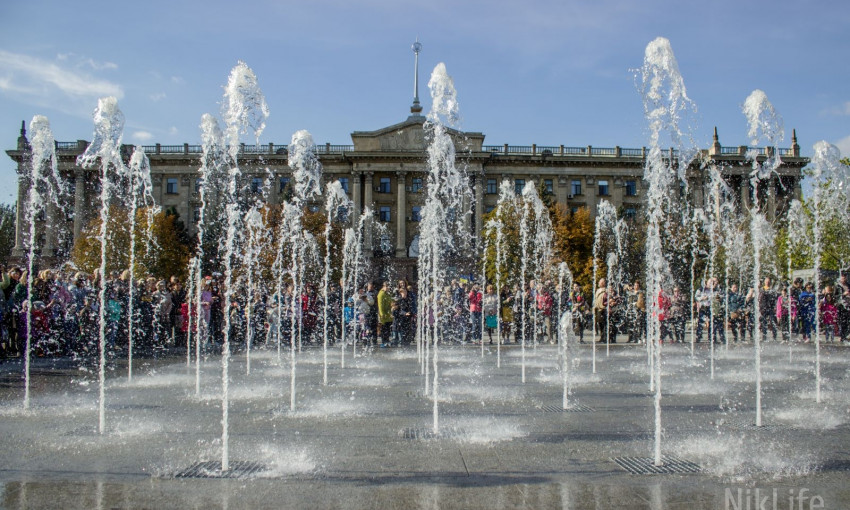 На главной площади Николаева торжественно запустили фонтаны в рамках осеннего open-air