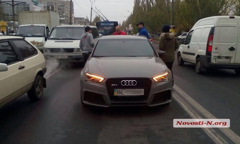 Возле рынка "Колос" в Николаеве образовалась значительная автомобильная пробка
