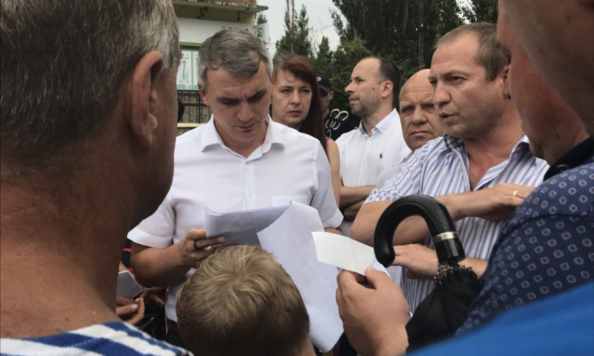 Мэр Николаева приехал к протестующим жильцам КП «Гуртожиток» и оставил в залог личные ₴50 тысяч за их долги за свет