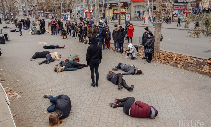 В память о Голодоморе «украинские лидеры» попадали на землю в центре Николаева