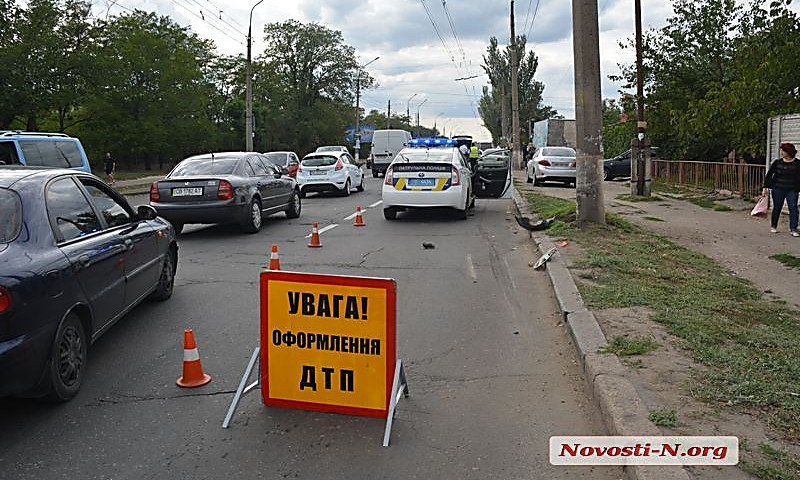 В Николаеве пьяный водитель на «Lanos», выехав на встречку, протаранил иномарку и врезался в столб