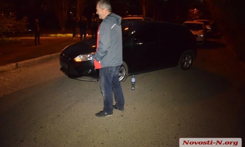 В Николаеве пьяный водитель на «Форде» врезался в бордюр, после чего подрался со свидетелями ДТП