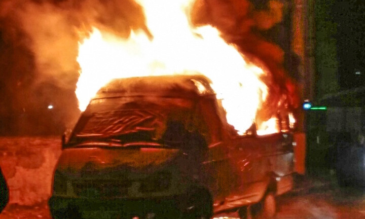 В Николаеве сгорел автомобиль, рекламирующий услуги автострахования. Подозревают поджог