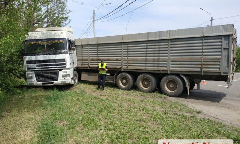 В Николаеве водитель «Тойоты» решил проучить зерновоз — фура слетела с дороги и врезалась в столб
