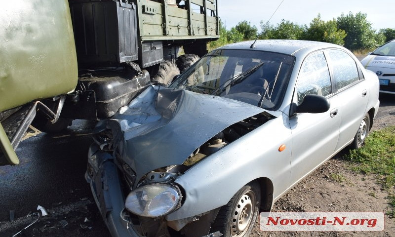 При въезде в Николаев столкнулись военный грузовик и автомобиль, есть пострадавшие