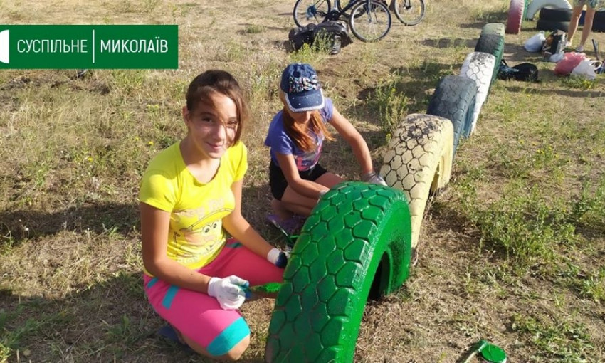 Жители николаевского микрорайона сами благоустраивают детскую площадку 