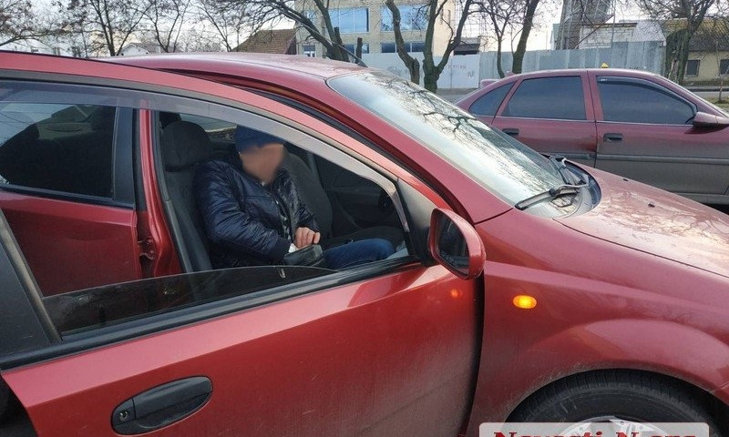 В Николаеве «Шевроле» врезался в «Ниссан» - пьяному водителю пришлось надеть наручники