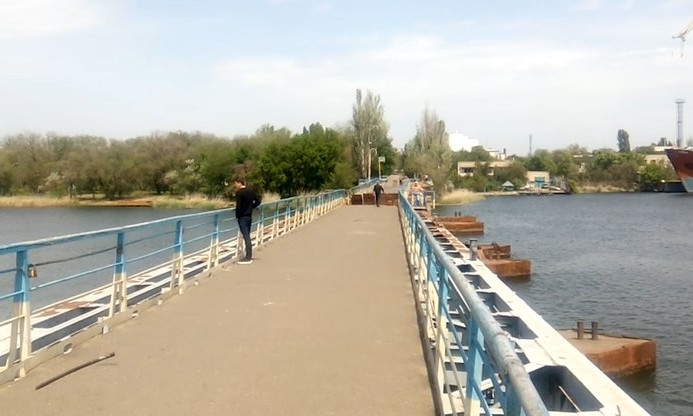 В Николаеве понтонный мост через реку Ингул зафиксировали якорями