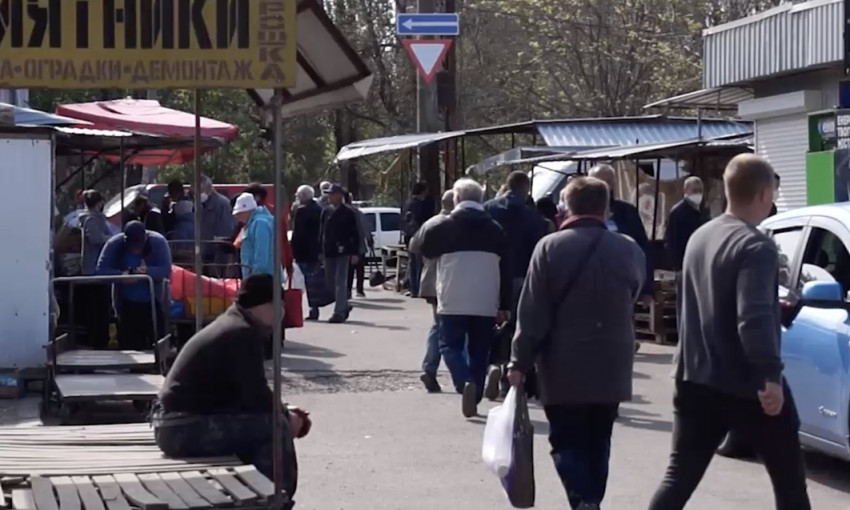 Рынок "Колос" в Николаеве продолжает работать, а торговцы требуют открыть его официально