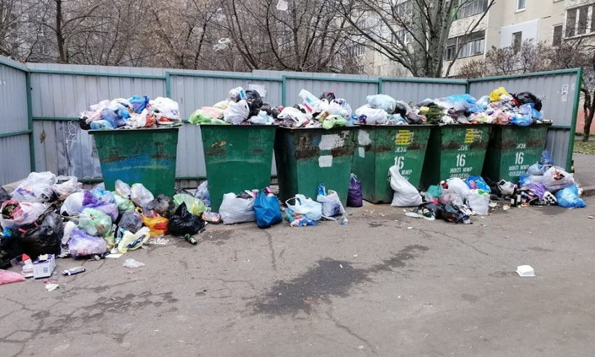 В Ингульском районе с прошлого года не вывозят мусор