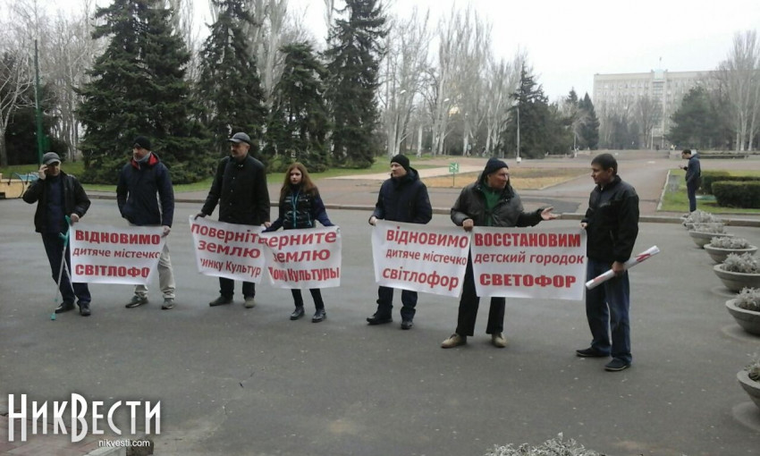 Противники строительства храма Московского патриархата пикетируют Николаевский горсовет