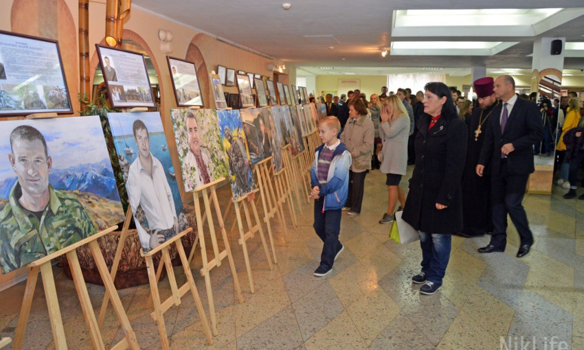 Со слезами на глазах николаевцы вспомнили о погибших в АТО сотрудниках СБУ