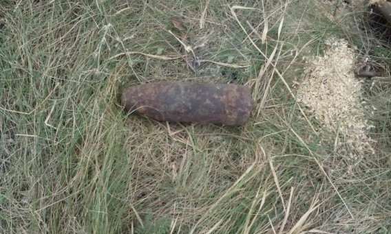 Артиллерийский снаряд прямо на обочине дороги нашли в Братском районе