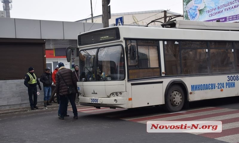 В Николаеве троллейбус на пешеходном переходе сбил пенсионерку