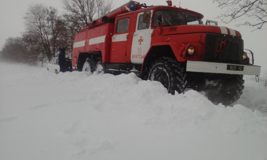 В сложных погодных условиях спасатели оказали помощь 345 гражданам